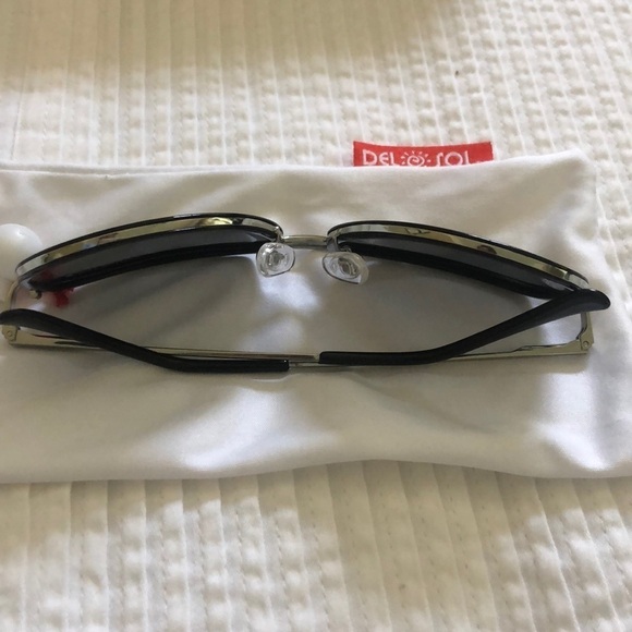 ?NWOT Del sole Black and Silver sunglasses